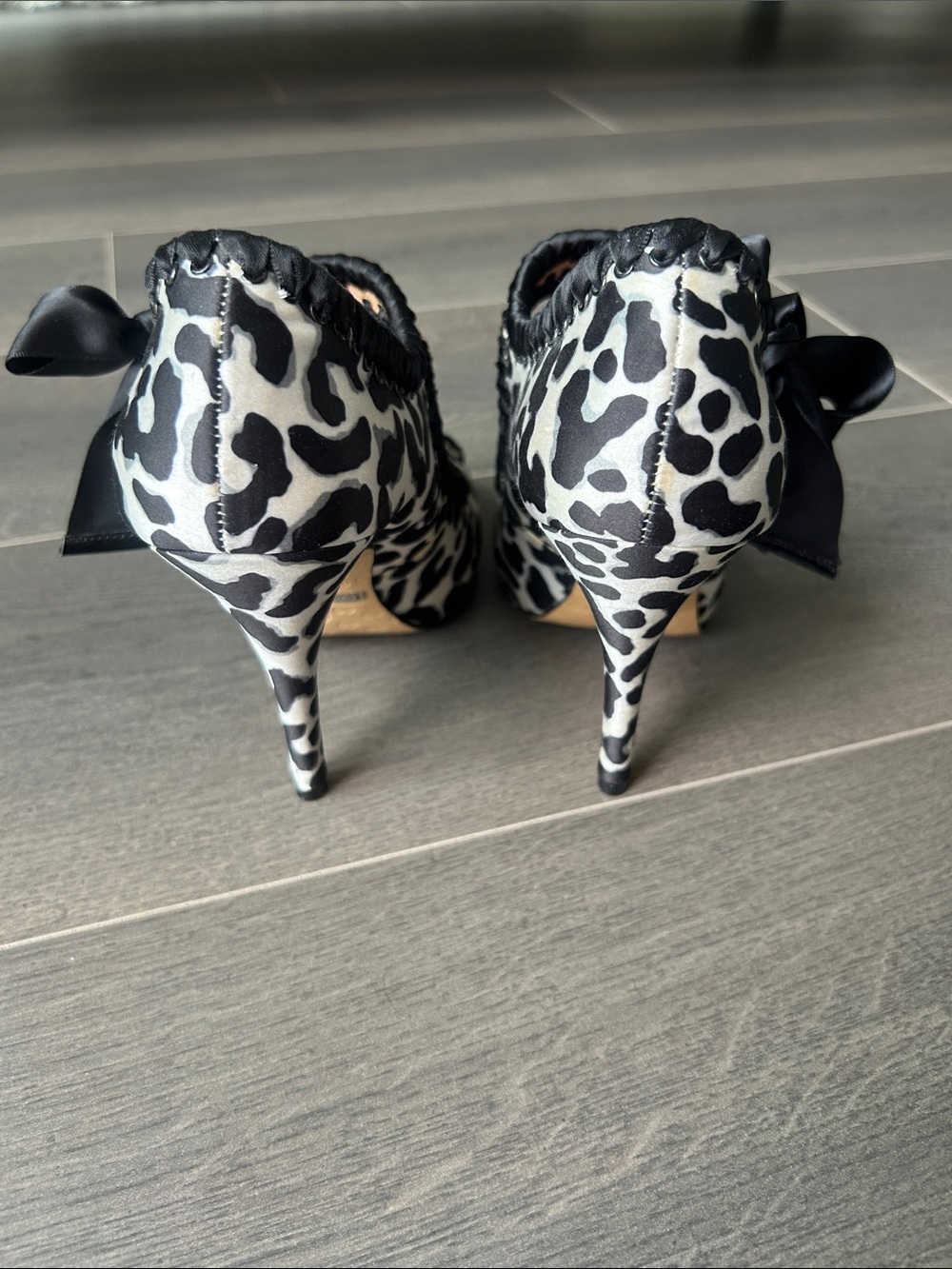 Betsey Johnson Mary Jane Bow Peep Toe Pumps Black White Animal Print Heels Sz 7 - Picture 8 of 15